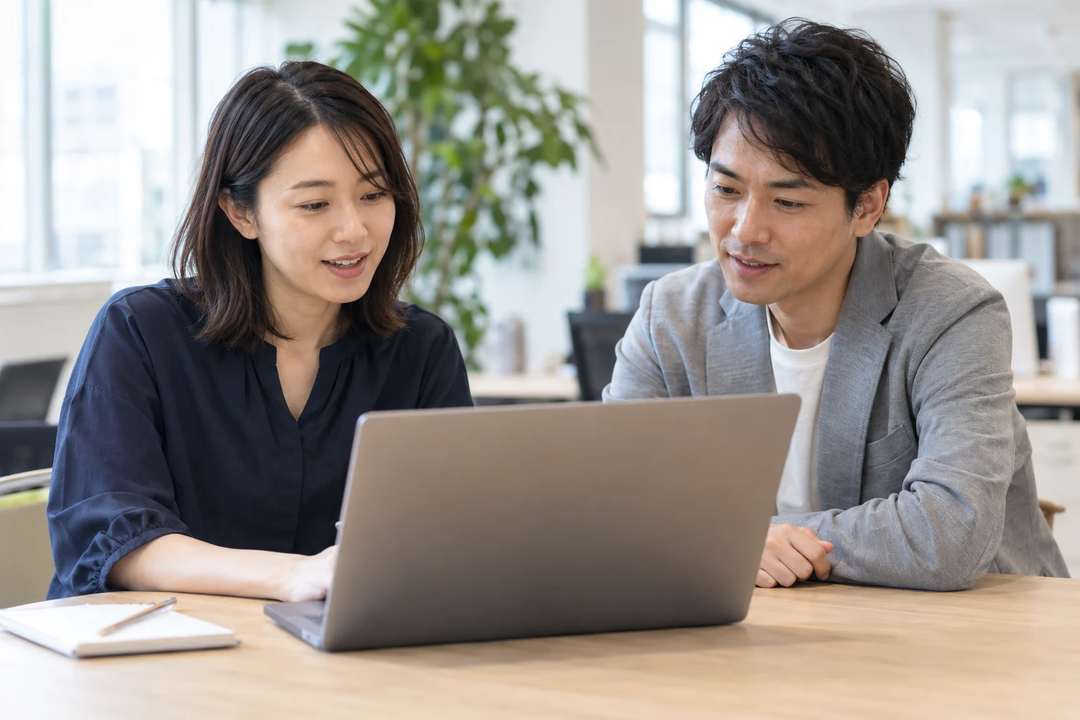 ノートPCでツールの内容を確認する相談風景