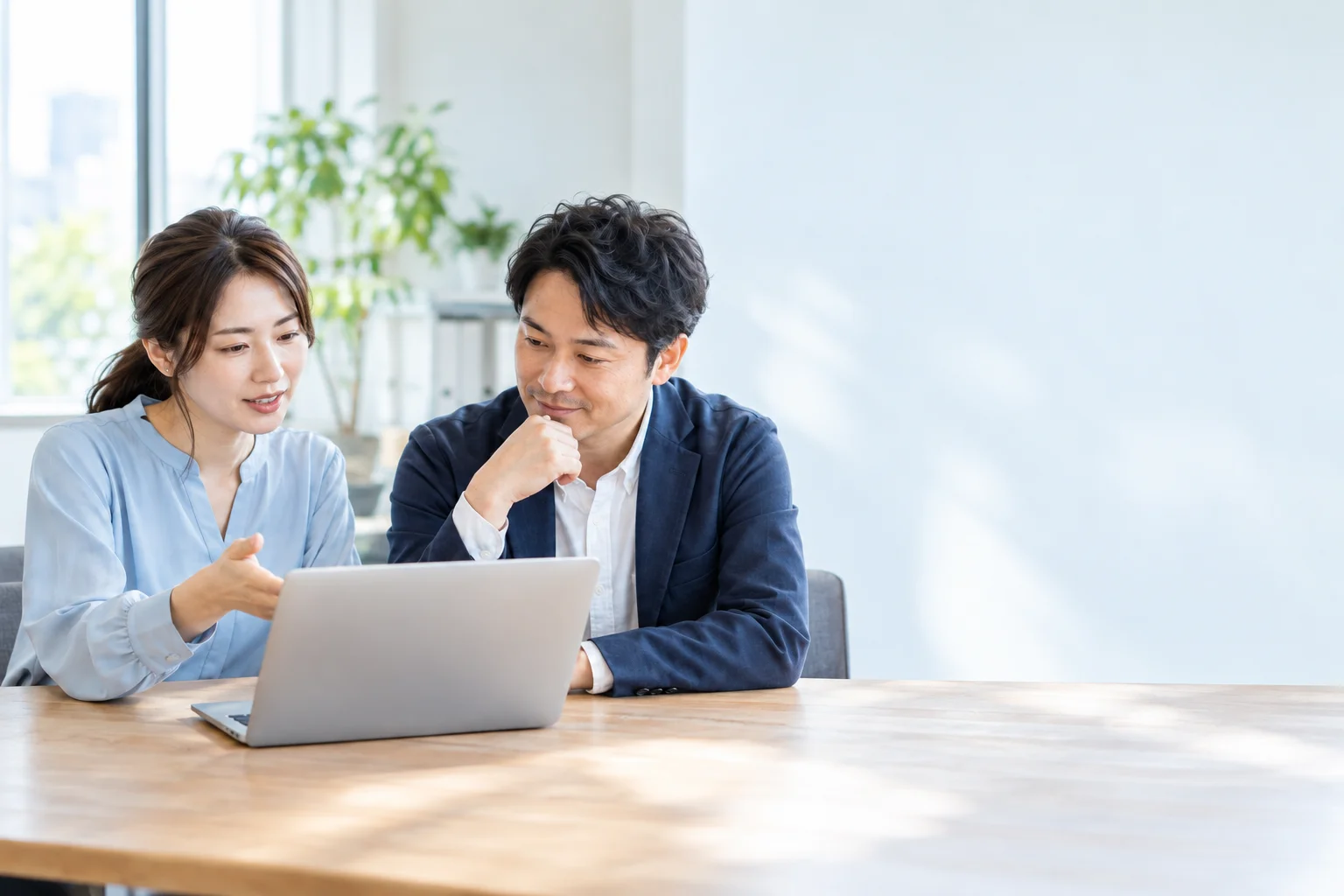担当者と一緒に、ノートPCで業務ツールの内容を確認する相談風景